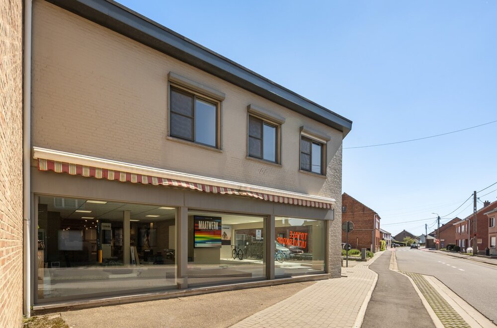 commercieel-pand-met-ruime-handelsruimte-loods-n-drie-slaapkamer-appartement-van-160-m-in-wezemaal-002.jpg