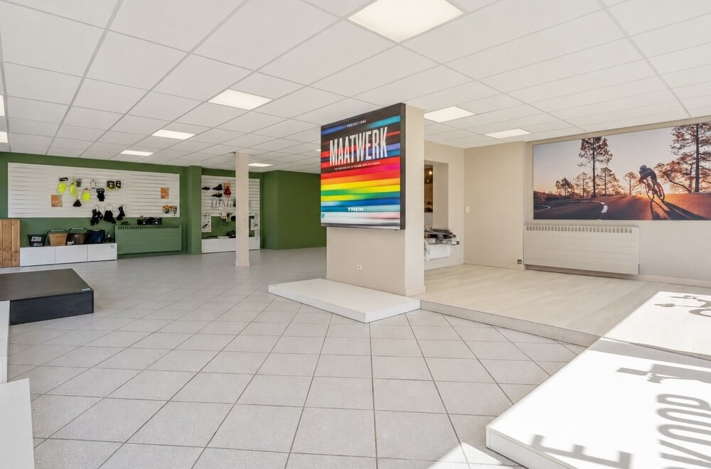 commercieel-pand-met-ruime-handelsruimte-loods-n-drie-slaapkamer-appartement-van-160-m-in-wezemaal-003.jpg