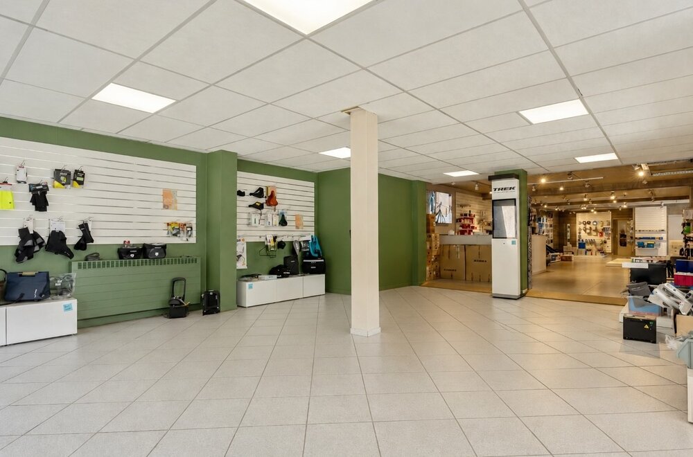 commercieel-pand-met-ruime-handelsruimte-loods-n-drie-slaapkamer-appartement-van-160-m-in-wezemaal-004.jpg