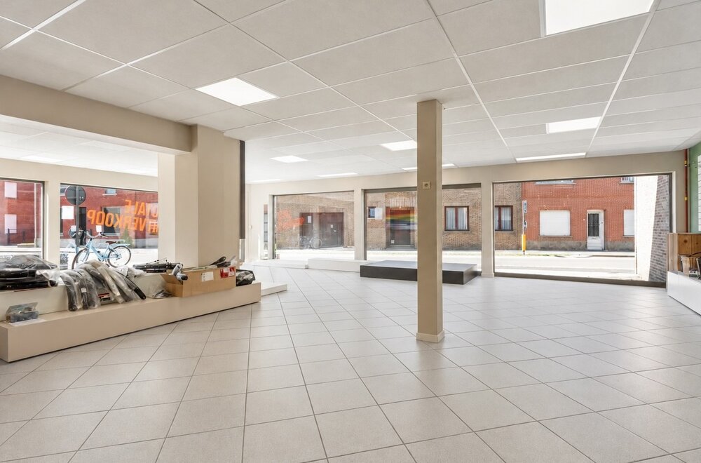 commercieel-pand-met-ruime-handelsruimte-loods-n-drie-slaapkamer-appartement-van-160-m-in-wezemaal-005.jpg