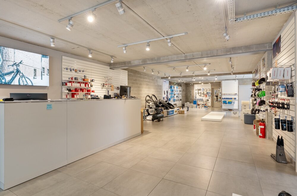 commercieel-pand-met-ruime-handelsruimte-loods-n-drie-slaapkamer-appartement-van-160-m-in-wezemaal-006.jpg