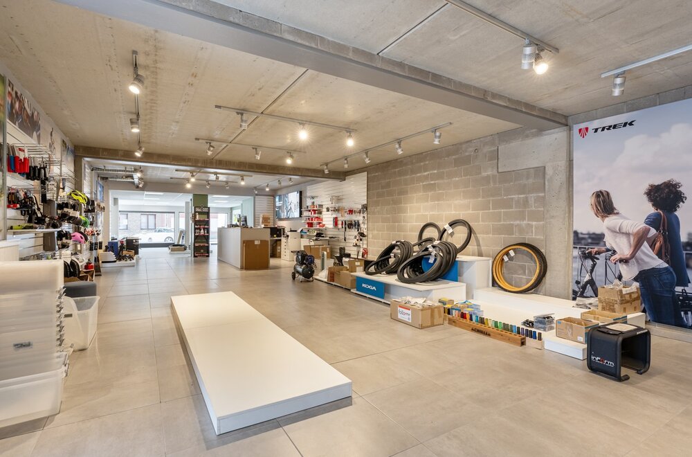 commercieel-pand-met-ruime-handelsruimte-loods-n-drie-slaapkamer-appartement-van-160-m-in-wezemaal-007.jpg