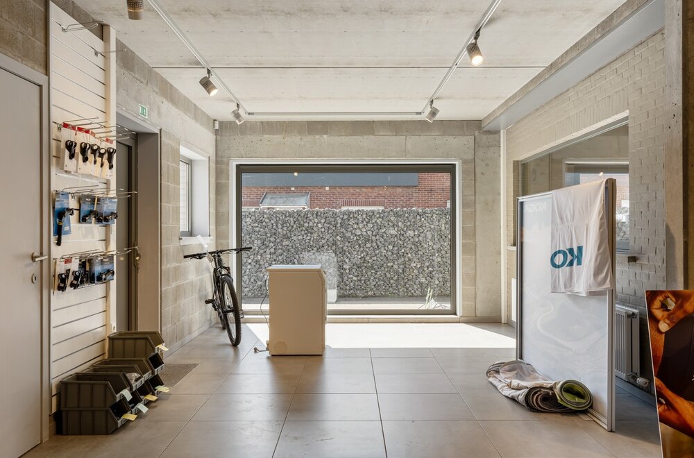 commercieel-pand-met-ruime-handelsruimte-loods-n-drie-slaapkamer-appartement-van-160-m-in-wezemaal-009.jpg