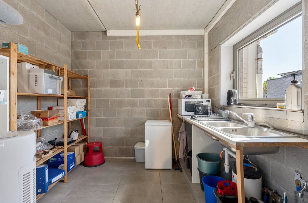 commercieel-pand-met-ruime-handelsruimte-loods-n-drie-slaapkamer-appartement-van-160-m-in-wezemaal-010.jpg