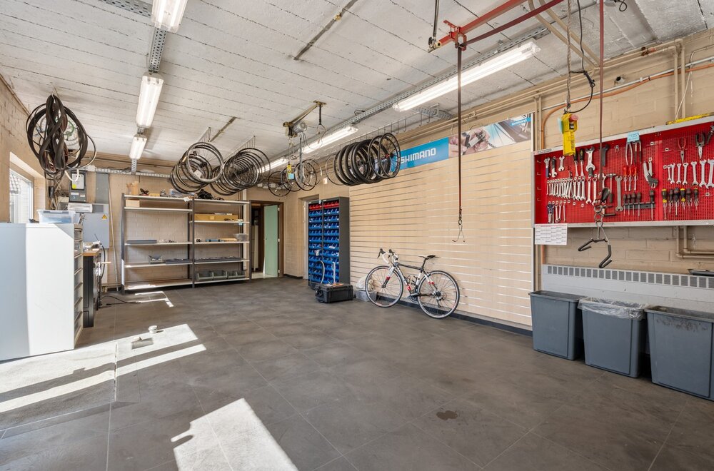 commercieel-pand-met-ruime-handelsruimte-loods-n-drie-slaapkamer-appartement-van-160-m-in-wezemaal-012.jpg