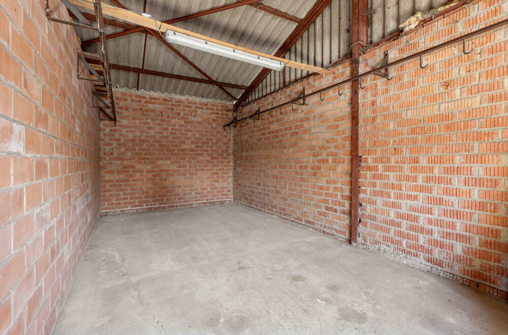 commercieel-pand-met-ruime-handelsruimte-loods-n-drie-slaapkamer-appartement-van-160-m-in-wezemaal-014.jpg