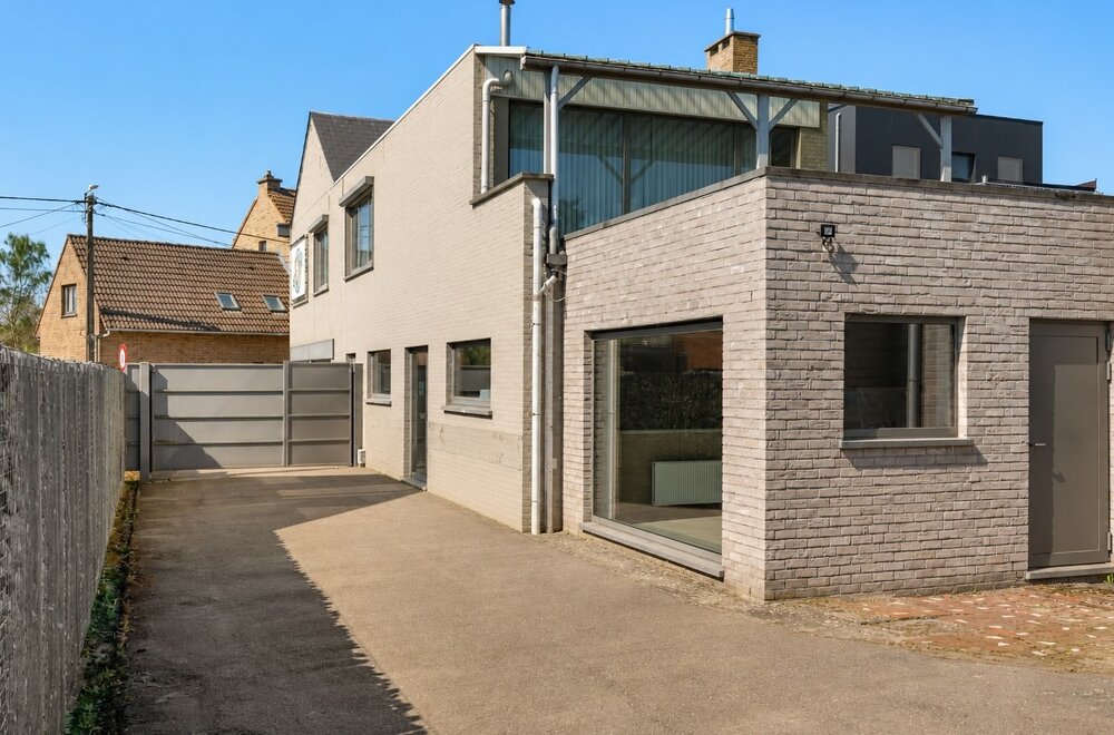 commercieel-pand-met-ruime-handelsruimte-loods-n-drie-slaapkamer-appartement-van-160-m-in-wezemaal-015.jpg