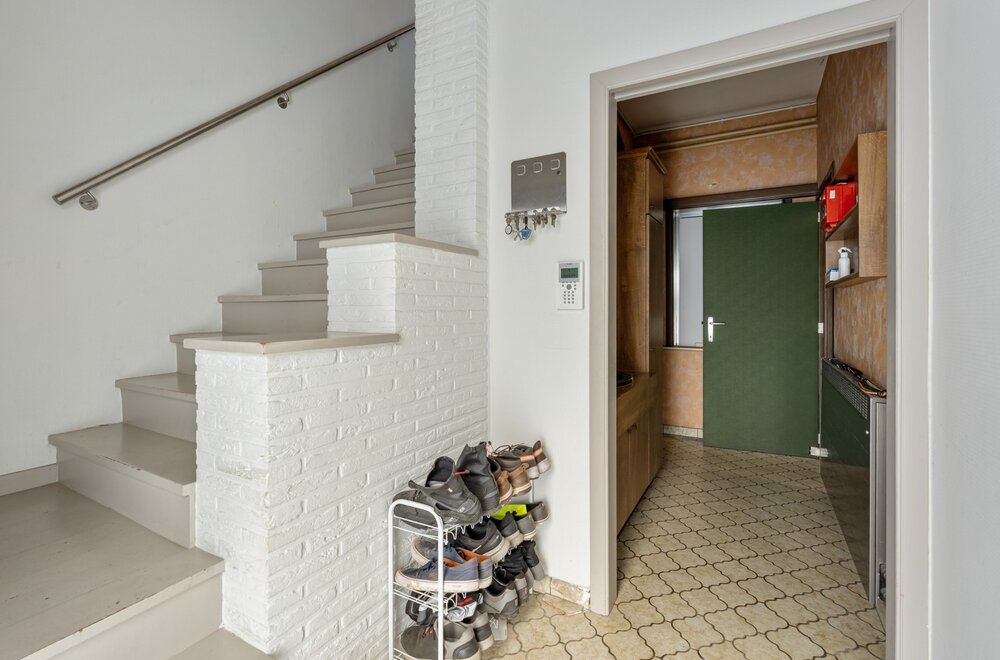 commercieel-pand-met-ruime-handelsruimte-loods-n-drie-slaapkamer-appartement-van-160-m-in-wezemaal-017.jpg