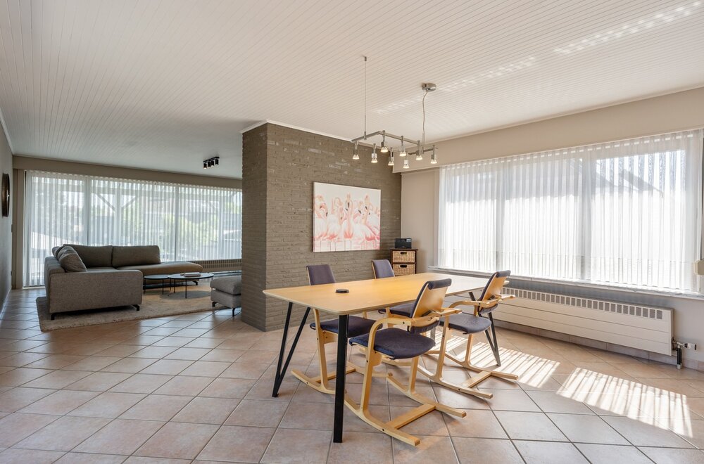 commercieel-pand-met-ruime-handelsruimte-loods-n-drie-slaapkamer-appartement-van-160-m-in-wezemaal-018.jpg