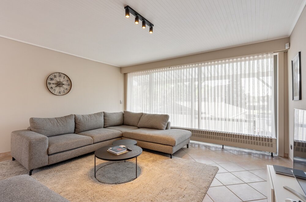 commercieel-pand-met-ruime-handelsruimte-loods-n-drie-slaapkamer-appartement-van-160-m-in-wezemaal-019.jpg