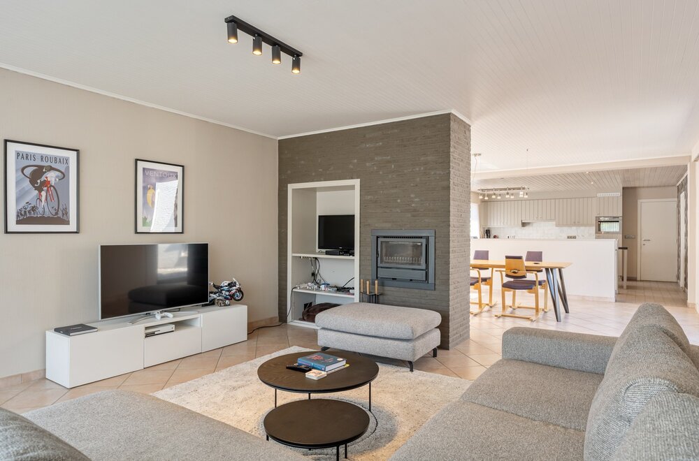 commercieel-pand-met-ruime-handelsruimte-loods-n-drie-slaapkamer-appartement-van-160-m-in-wezemaal-020.jpg