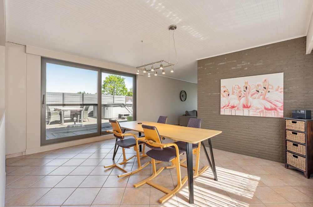 commercieel-pand-met-ruime-handelsruimte-loods-n-drie-slaapkamer-appartement-van-160-m-in-wezemaal-021.jpg