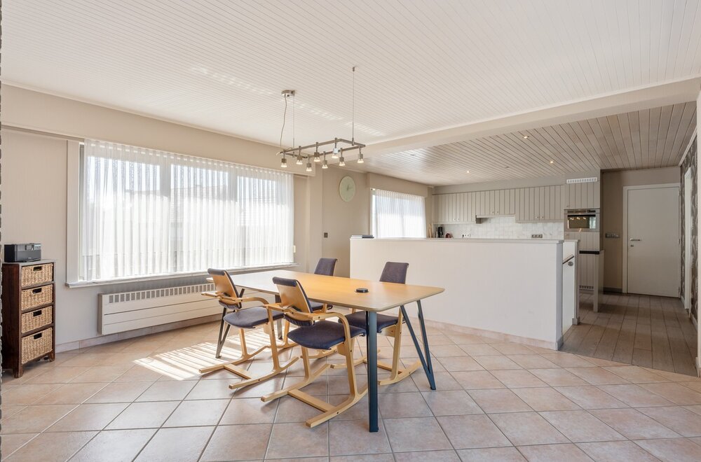 commercieel-pand-met-ruime-handelsruimte-loods-n-drie-slaapkamer-appartement-van-160-m-in-wezemaal-022.jpg