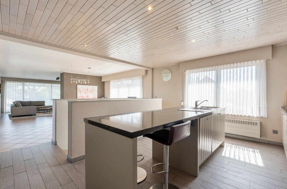 commercieel-pand-met-ruime-handelsruimte-loods-n-drie-slaapkamer-appartement-van-160-m-in-wezemaal-023.jpg