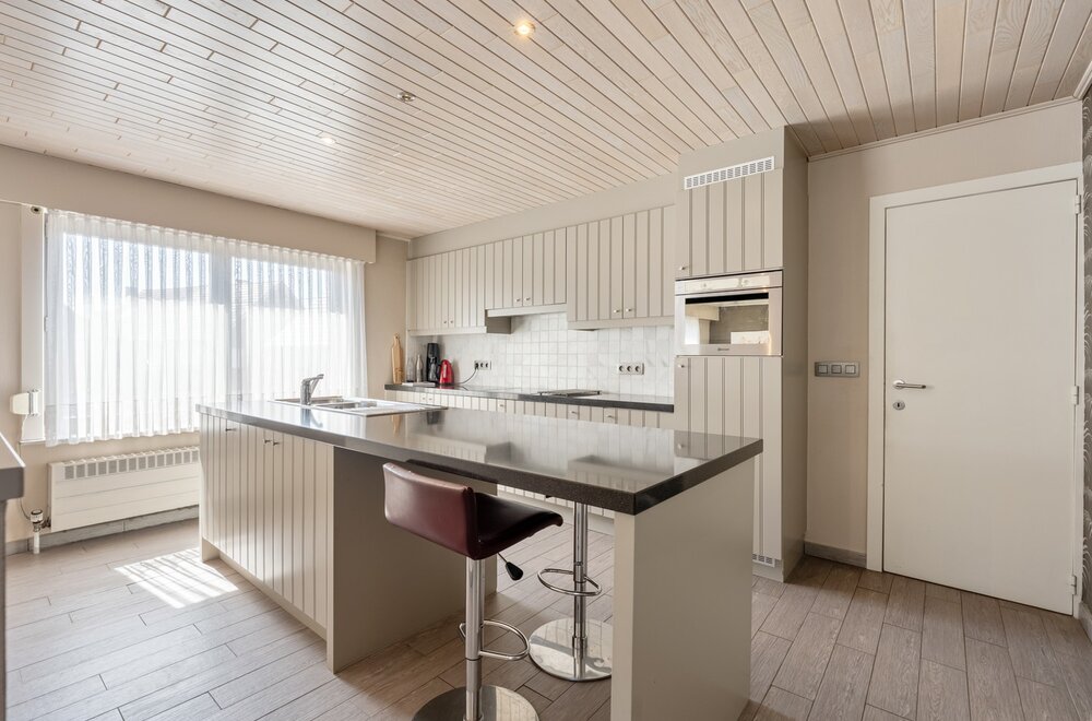 commercieel-pand-met-ruime-handelsruimte-loods-n-drie-slaapkamer-appartement-van-160-m-in-wezemaal-024.jpg