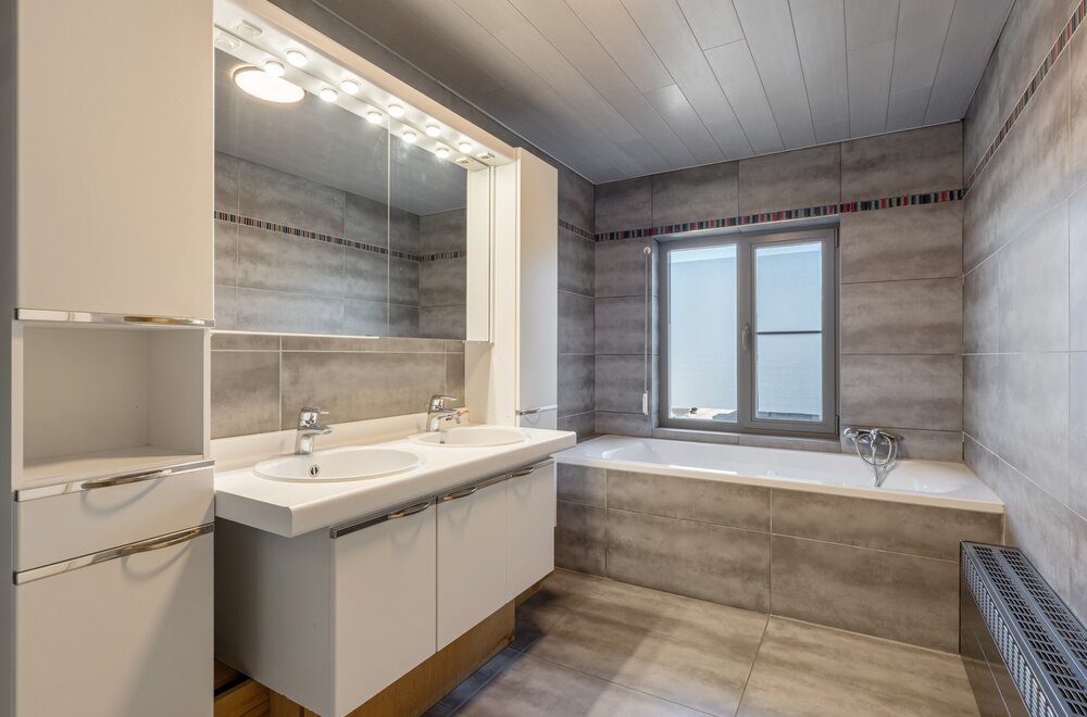 commercieel-pand-met-ruime-handelsruimte-loods-n-drie-slaapkamer-appartement-van-160-m-in-wezemaal-026.jpg
