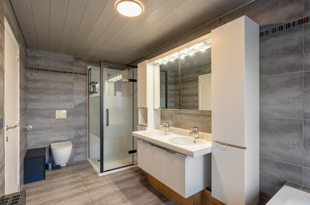 commercieel-pand-met-ruime-handelsruimte-loods-n-drie-slaapkamer-appartement-van-160-m-in-wezemaal-027.jpg