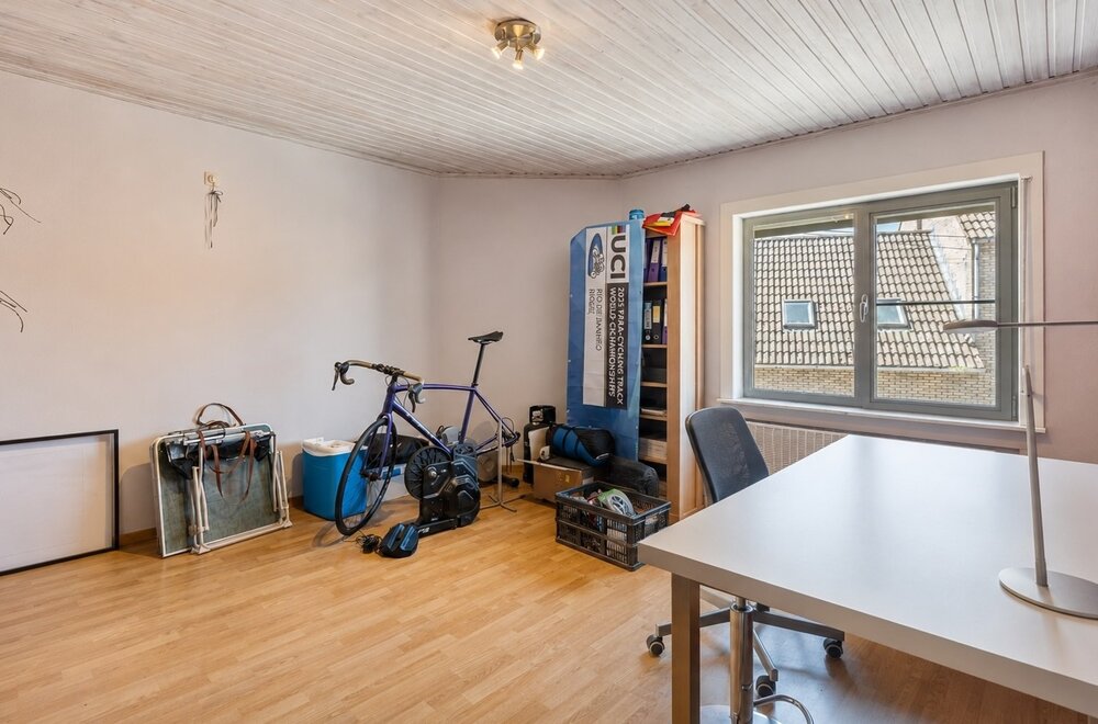 commercieel-pand-met-ruime-handelsruimte-loods-n-drie-slaapkamer-appartement-van-160-m-in-wezemaal-028.jpg