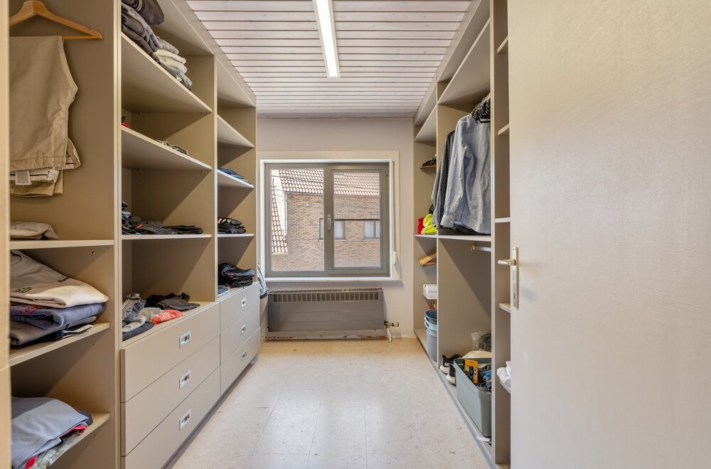 commercieel-pand-met-ruime-handelsruimte-loods-n-drie-slaapkamer-appartement-van-160-m-in-wezemaal-029.jpg