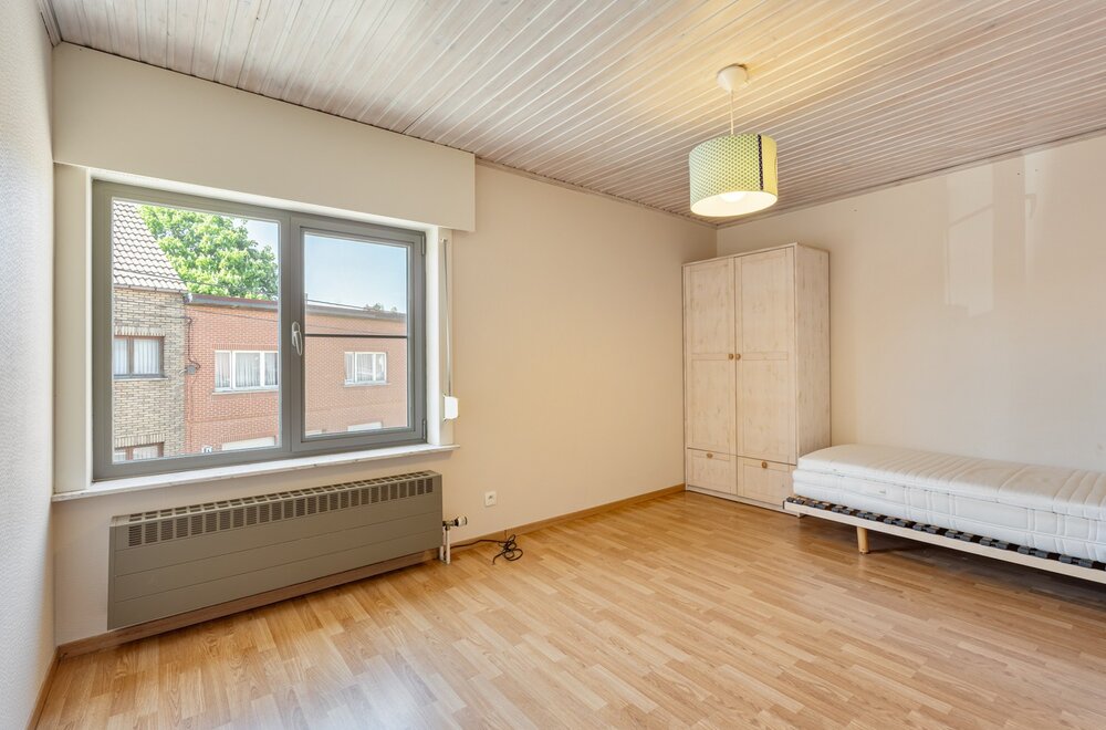 commercieel-pand-met-ruime-handelsruimte-loods-n-drie-slaapkamer-appartement-van-160-m-in-wezemaal-030.jpg