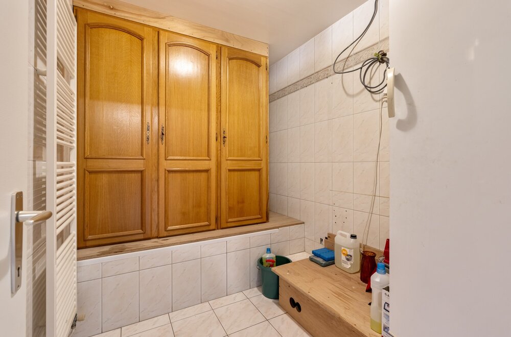commercieel-pand-met-ruime-handelsruimte-loods-n-drie-slaapkamer-appartement-van-160-m-in-wezemaal-031.jpg