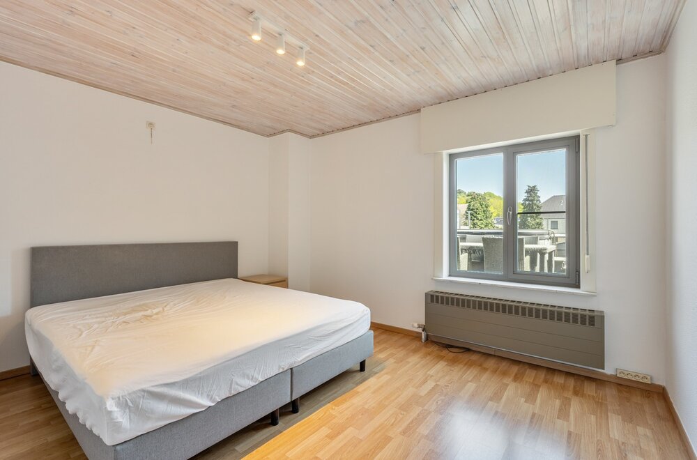 commercieel-pand-met-ruime-handelsruimte-loods-n-drie-slaapkamer-appartement-van-160-m-in-wezemaal-032.jpg