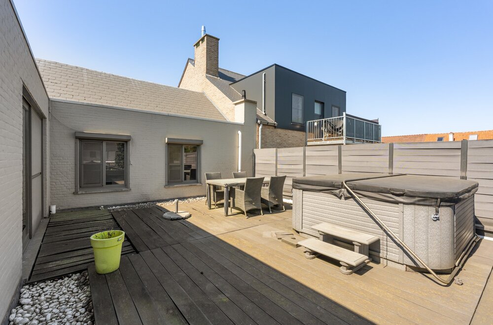 commercieel-pand-met-ruime-handelsruimte-loods-n-drie-slaapkamer-appartement-van-160-m-in-wezemaal-033.jpg
