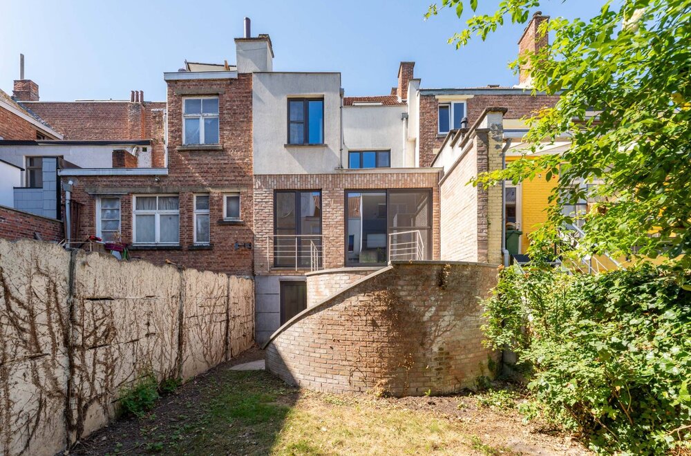 rustig-en-centraal-gelegen-woning-met-4-slaapkamers-terras-en-tuintje-in-leuven-002.jpg