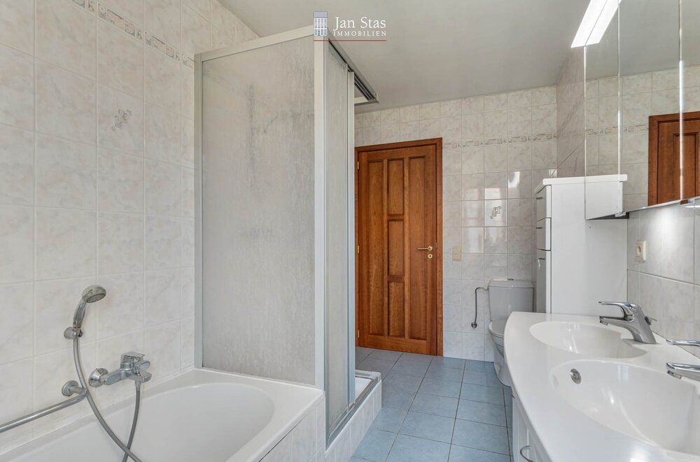 rustig-en-centraal-gelegen-woning-met-4-slaapkamers-terras-en-tuintje-in-leuven-017.jpg