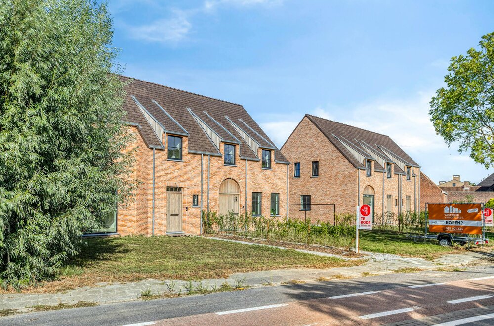 halfopen-huis-te-koop-in-ieper-met-3-kamers-en-dubbele-garage002.jpg