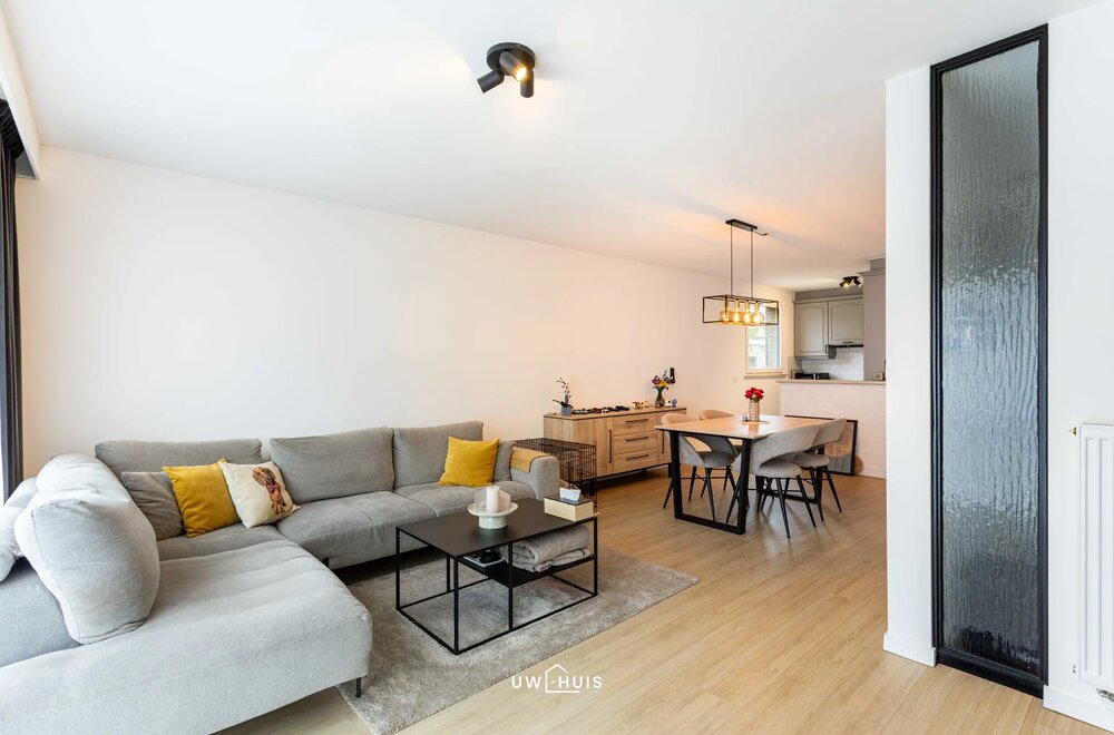 volledig-gerenoveerd-gelijkvloers-appartement-met-2-slaapkamers-en-garage-003.jpg
