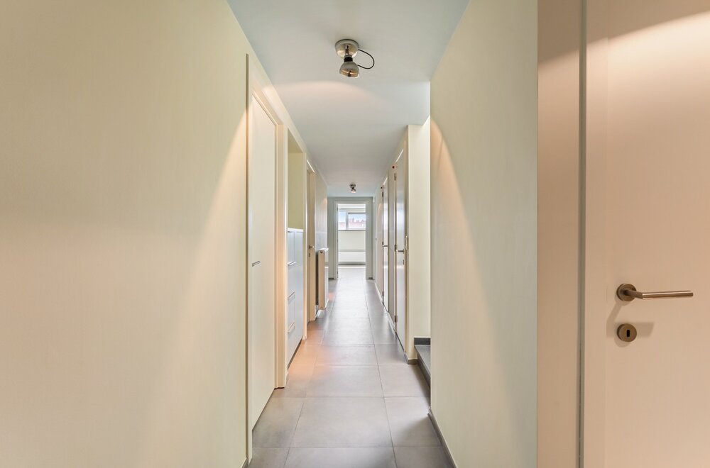 modern-rustig-gelegen-en-bijzonder-ruim-appartement-met-4-slaapkamers-2-badkamers-en-2-terrassen-te-centrum-leuven-008.jpg