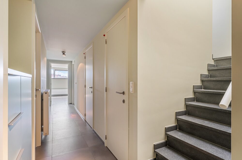 modern-rustig-gelegen-en-bijzonder-ruim-appartement-met-4-slaapkamers-2-badkamers-en-2-terrassen-te-centrum-leuven-009.jpg