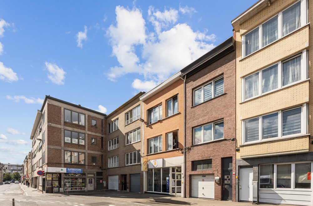 opbrengsteigendom-antwerpen-9-appartementen-en-1-handelzaak003.jpg