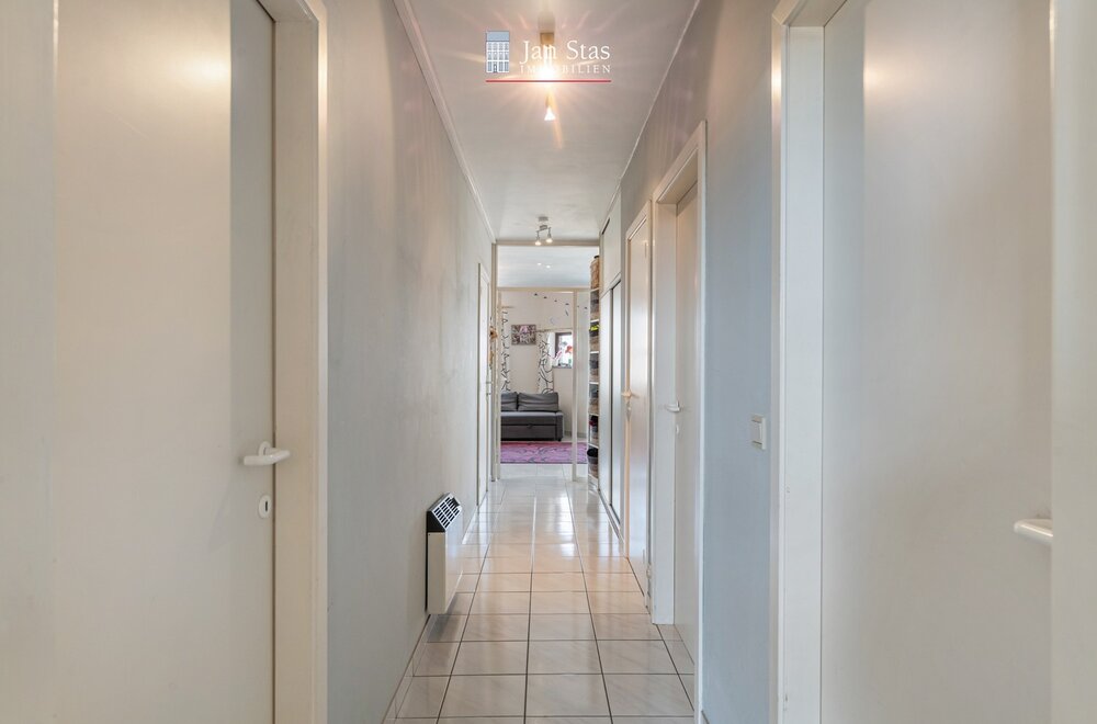 goed-gelegen-appartement-met-2-slaapkamers-een-terras-en-een-garagebox-te-kessel-lo-003.jpg
