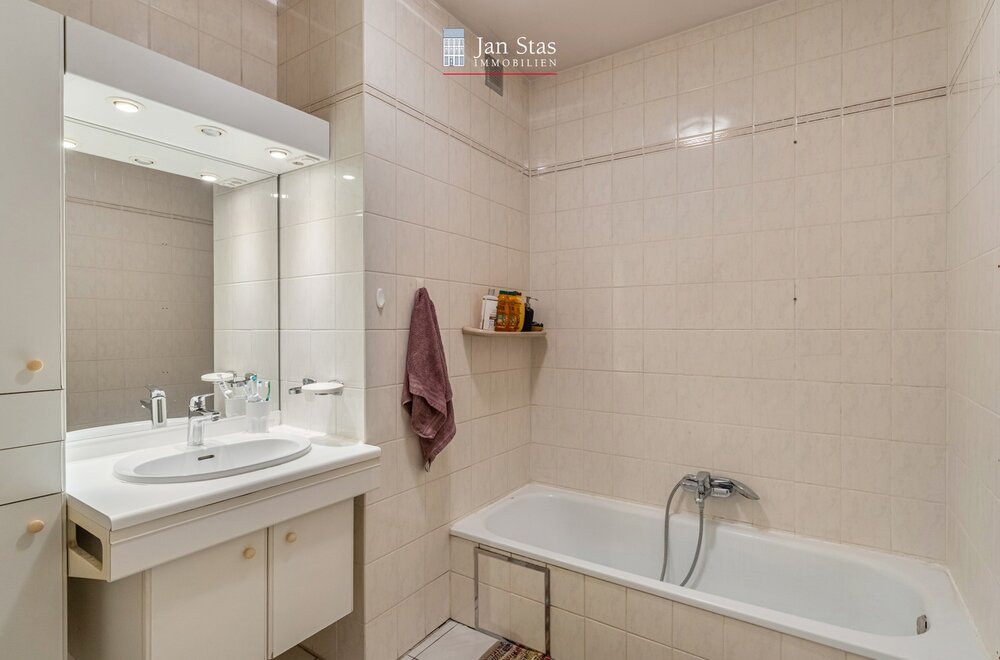 goed-gelegen-appartement-met-2-slaapkamers-een-terras-en-een-garagebox-te-kessel-lo-021.jpg