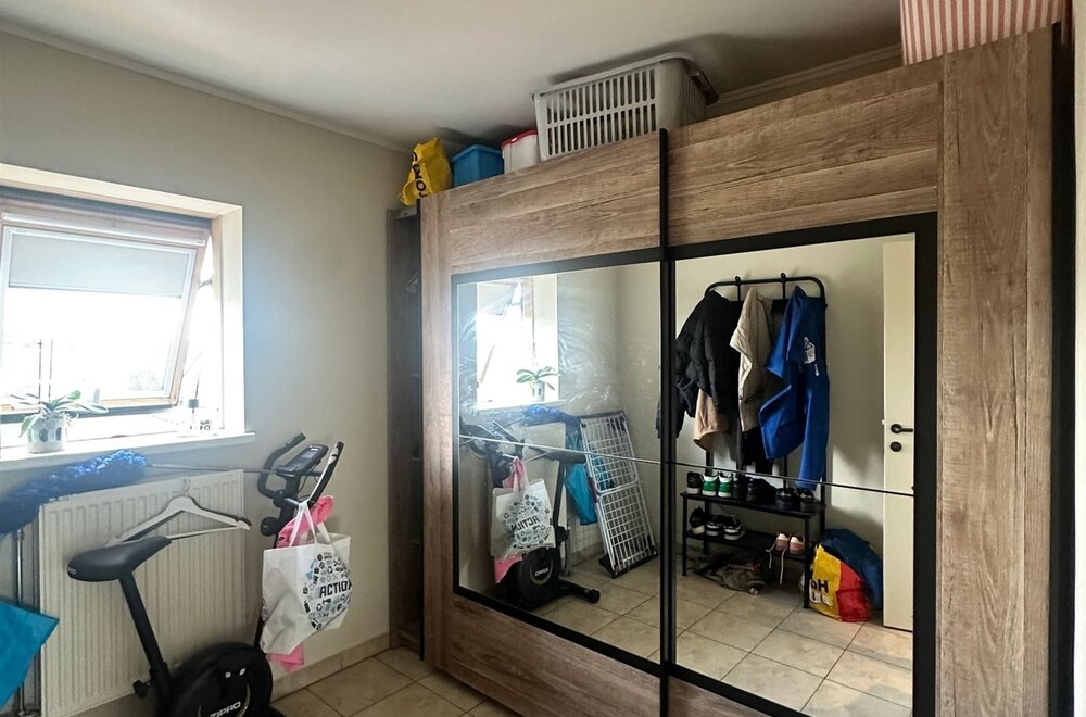 lichtrijk-en-instapklaar-dakappartement-met-2-slaapkamers-in-het-centrum-van-buggenhout-003.jpg