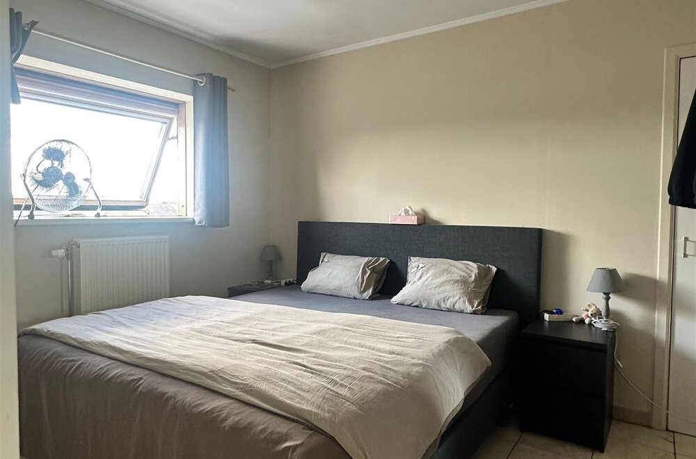 lichtrijk-en-instapklaar-dakappartement-met-2-slaapkamers-in-het-centrum-van-buggenhout-004.jpg