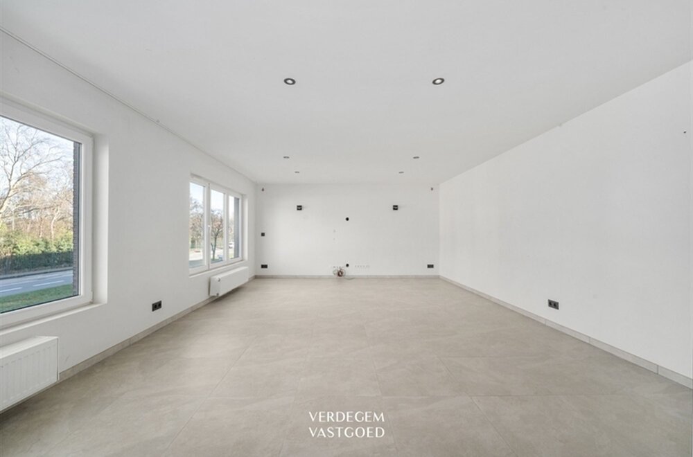 zichtbaarheid-ten-top-handelsruimte-284m-appartement-100m-op-strategische-ligging012.jpg