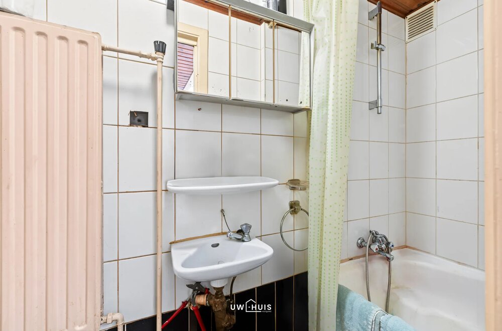 te-renoveren-woning-met-2-slkp-en-tuin-005.jpg