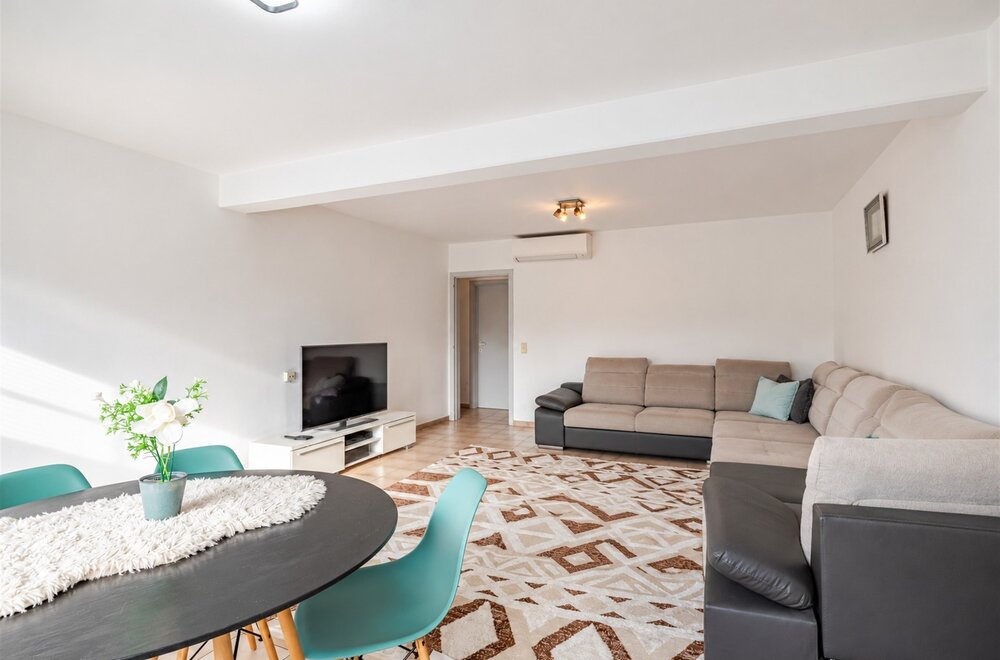 gelijkvloers-appartement-met-twee-slaapkamer-grote-tuin-en-garage003.jpg