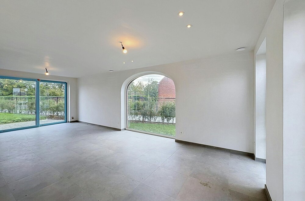 halfopen-huis-te-koop-in-ieper-met-3-kamers-en-dubbele-garage002.jpg