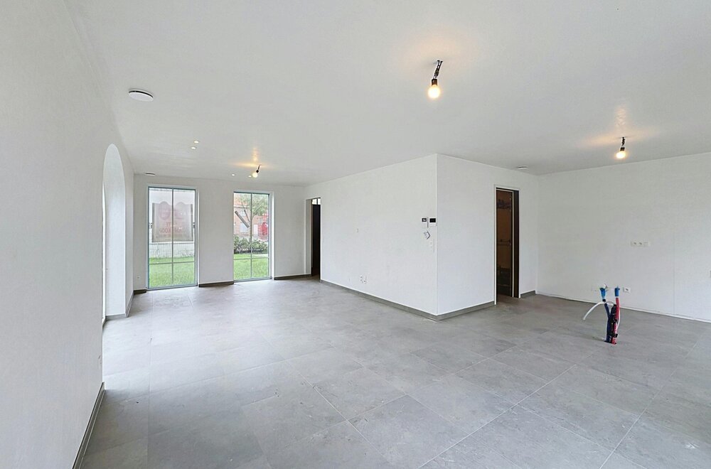 halfopen-huis-te-koop-in-ieper-met-3-kamers-en-dubbele-garage004.jpg