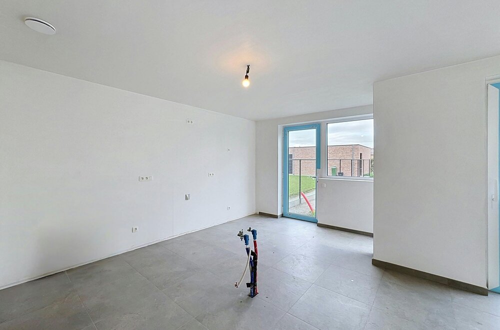 halfopen-huis-te-koop-in-ieper-met-3-kamers-en-dubbele-garage005.jpg
