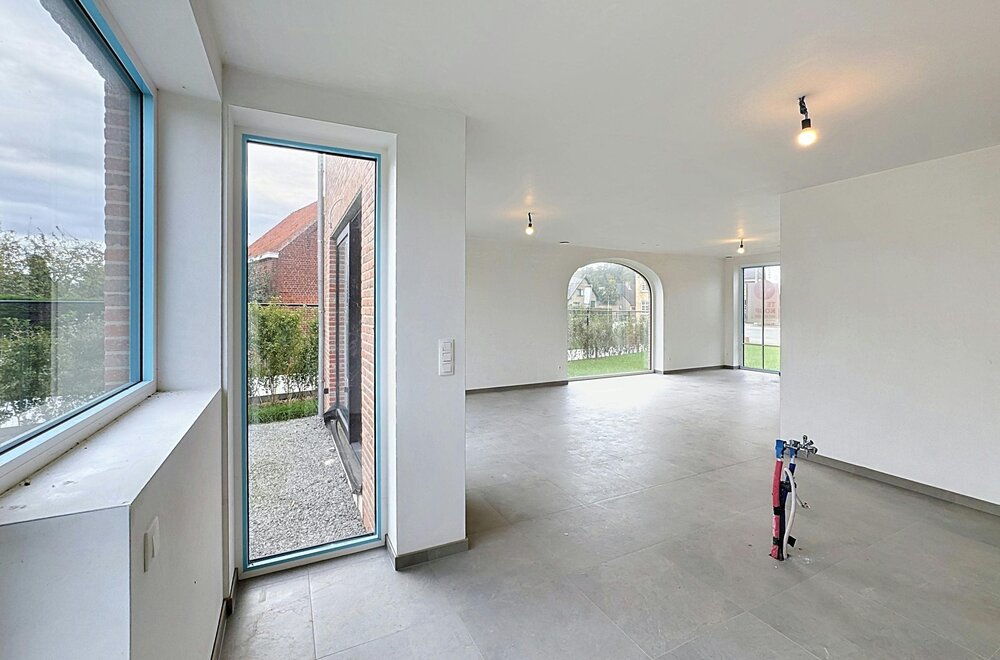 halfopen-huis-te-koop-in-ieper-met-3-kamers-en-dubbele-garage009.jpg