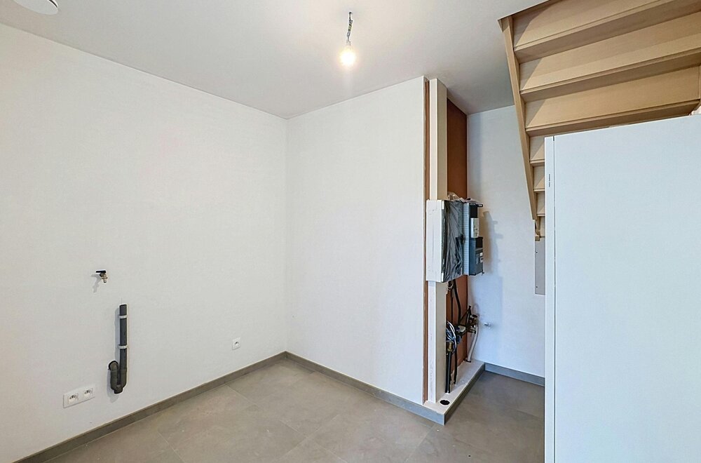 halfopen-huis-te-koop-in-ieper-met-3-kamers-en-dubbele-garage010.jpg