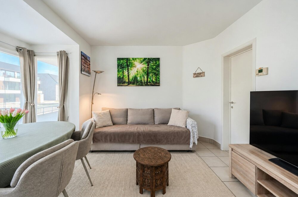 -lichtrijk-twee-slaapkamer-appartement-vlakbij-de-zeedijk-004.jpg