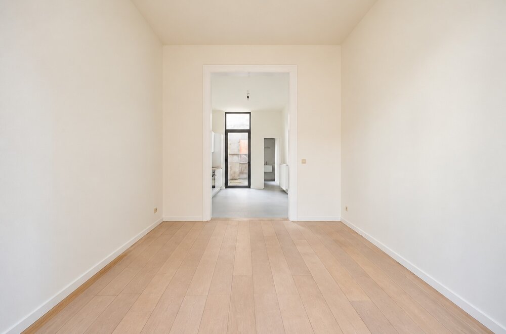 volledig-gerenoveerd-gelijkvloers-appartement-met-zuidoost-gericht-koertje-in-antwerpen001.jpg