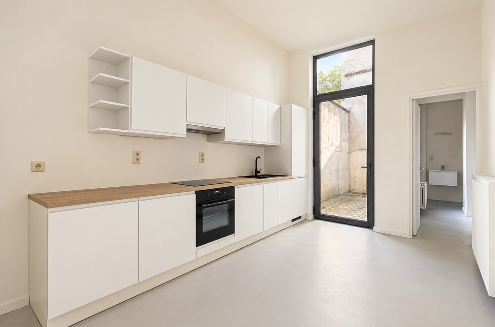 volledig-gerenoveerd-gelijkvloers-appartement-met-zuidoost-gericht-koertje-in-antwerpen002.jpg