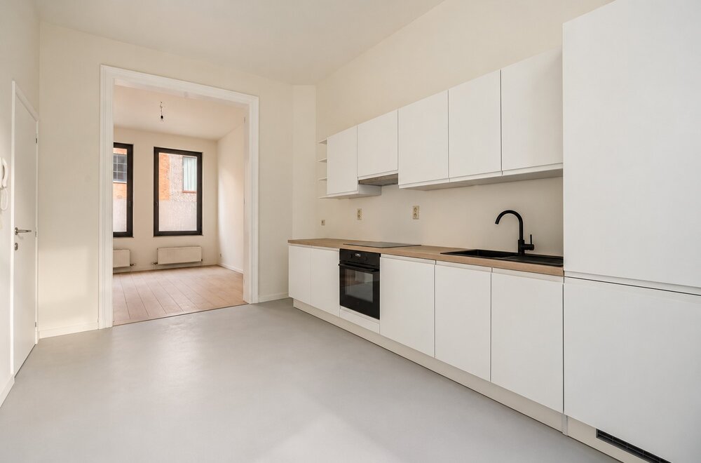 volledig-gerenoveerd-gelijkvloers-appartement-met-zuidoost-gericht-koertje-in-antwerpen003.jpg